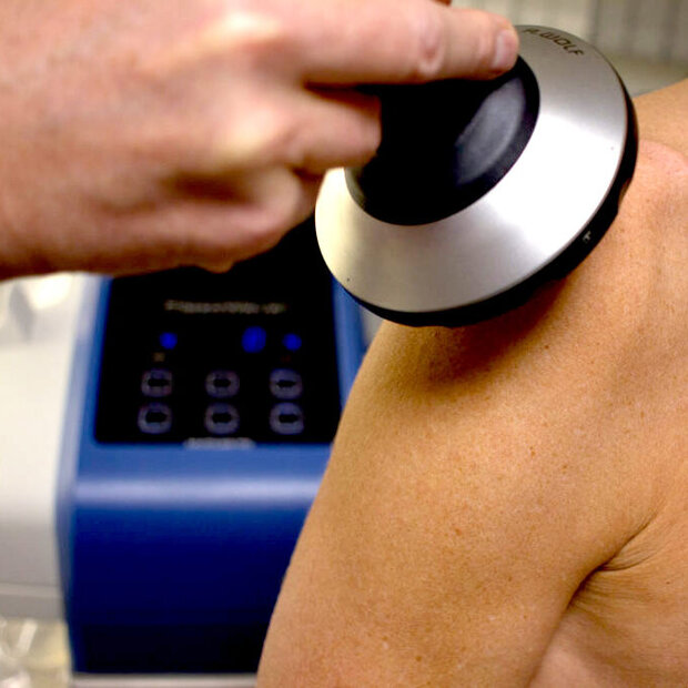  Fokussierte Extrakorporale Stoßwellentherapie dient zur Behandlung von chronischen und punktförmigen Schmerzen, vornehmlich im Knochen – Sehnen – Übergangsbereich und im Muskelansatzbereich.