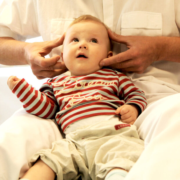 Kiss-Syndrom, durch die Blockierung der Halswirbelsäule reagieren die meisten KISS-Kinder mit Haltungsauffälligkeiten.